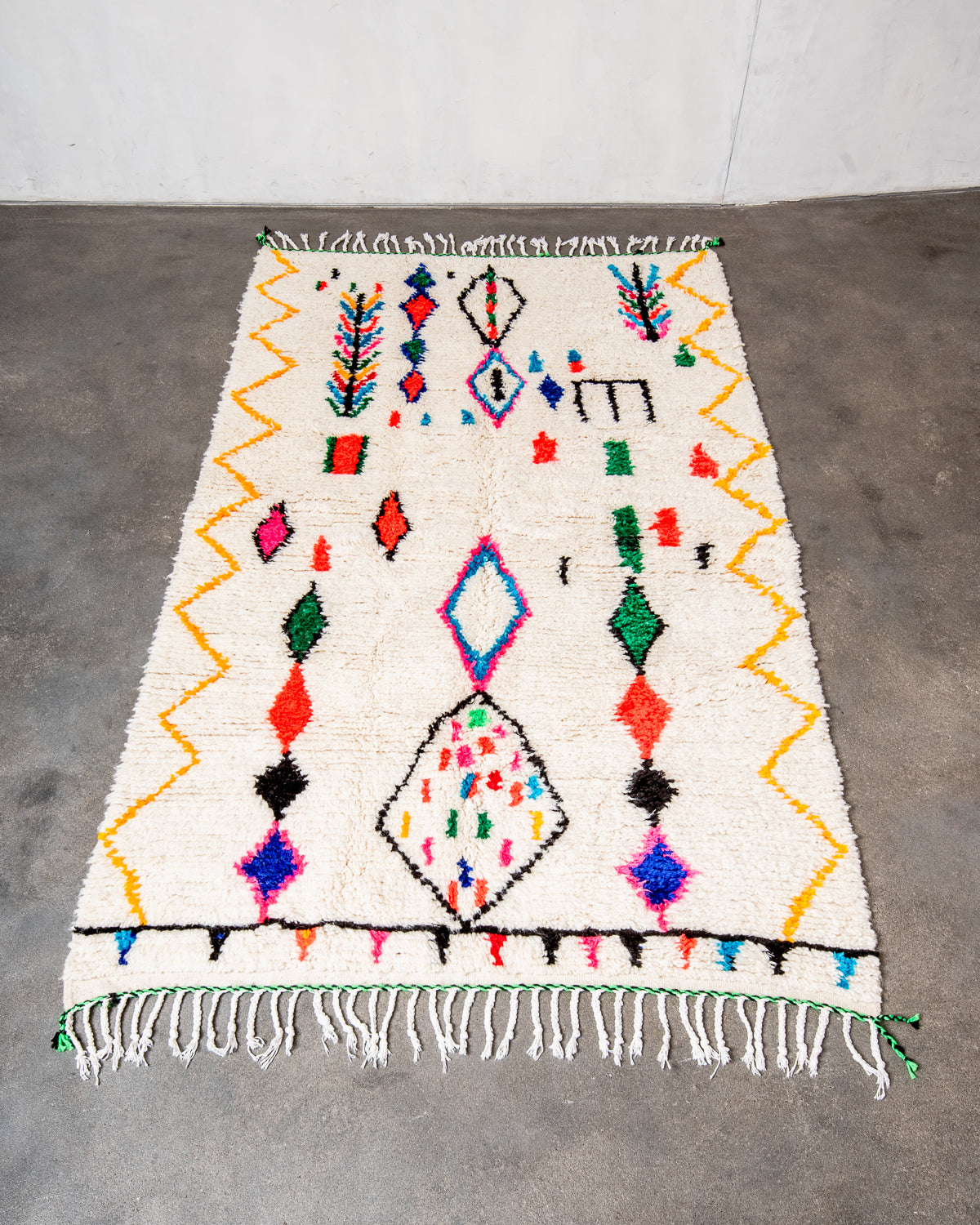 Modern designer handcrafted Berber rug from Morocco. Azilal rug with beautiful colors and patterns. Made of sheep’s wool and colourful cotton.
